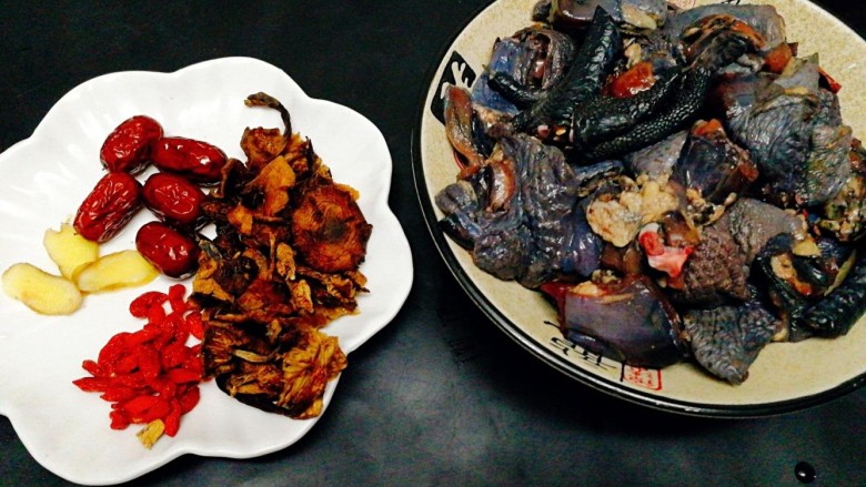 菌类料理+红枣榛蘑乌鸡汤,食材准备好