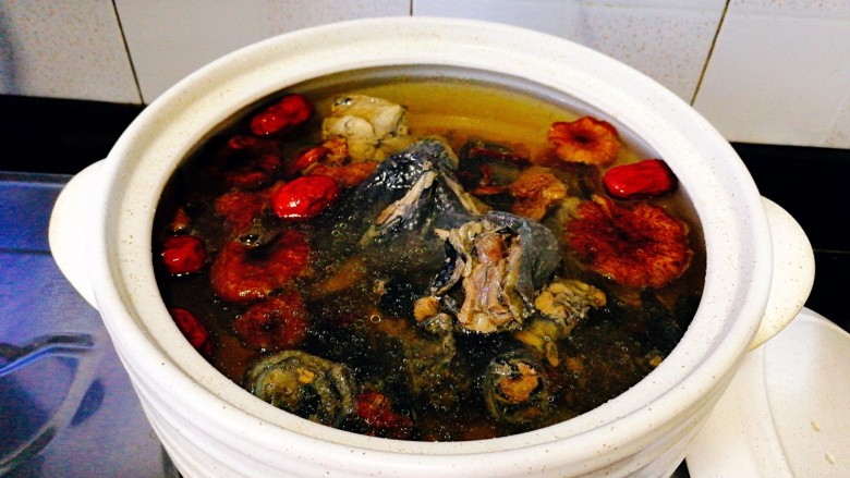 菌类料理+红枣榛蘑乌鸡汤,放入鸡块