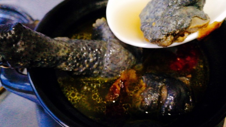 菌类料理+红枣榛蘑乌鸡汤,盛入容器里上桌