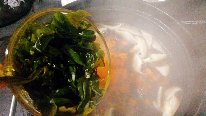 菌类料理+芙蓉鲜蔬汤,加入海藻