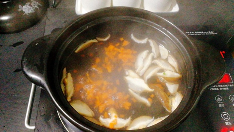 菌类料理+芙蓉鲜蔬汤,陆续加入胡萝卜，香菇