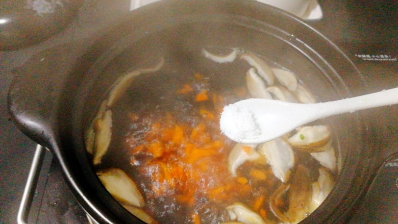 菌类料理+芙蓉鲜蔬汤,加入适量的盐