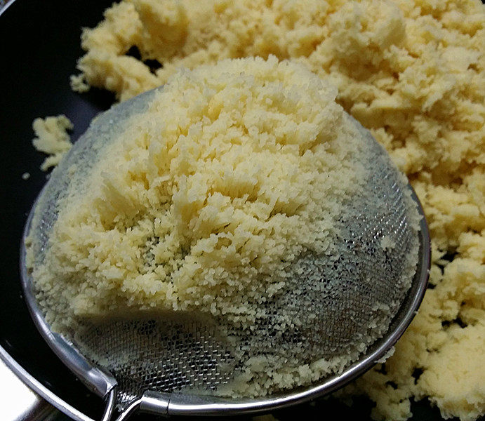绿豆沙绿豆糕,将所有绿豆泥过筛至不粘锅中、整个过程一定要有耐心