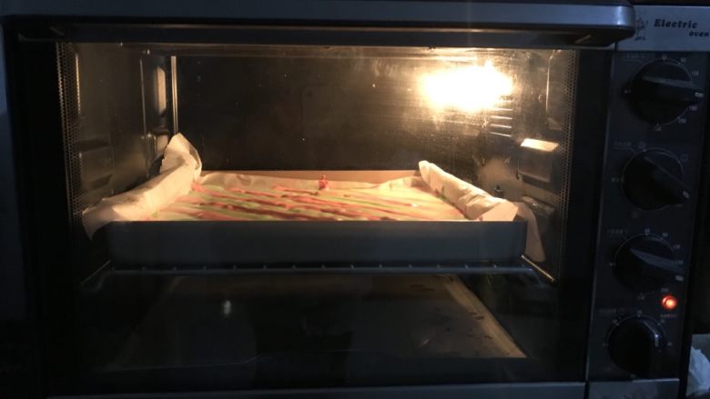双色蛋糕卷,11.放入预热好的烤箱烤制，上下火170度20分钟。