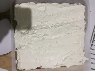 双色蛋糕卷,13.250克淡奶油加入20白糖，用电动打蛋器打至七分状态就可以了。
14.把晾凉的蛋糕片翻过来，底下放上一张油纸，把淡奶油抹在蛋糕片上，中间厚两边薄的状态。