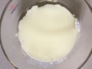 双色蛋糕卷,蛋黄中加入牛奶，玉米油。