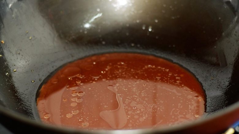 菠萝咕噜肉,锅中留底油倒入刚才调好的酱汁，烧至浓稠