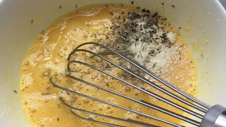 萨拉米芝士蔬菜烘蛋饼,鸡蛋打碎，放入帕玛森干酪粉、迷迭香碎拌匀