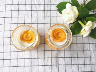 芒果酸奶杯,将卷好的芒果玫瑰花放于酸奶中即可