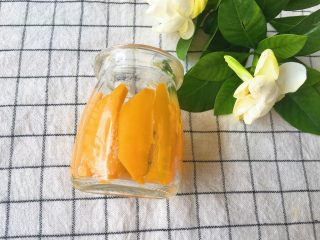 芒果酸奶杯,取芒果片贴着瓶壁