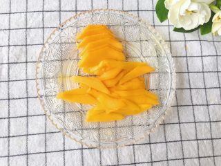 芒果酸奶杯,切片备用