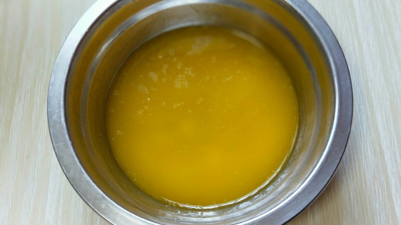 胡萝卜形状趣多多曲奇饼干,将黄油隔水融化。