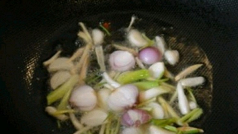 孙氏麻辣小龙虾,热锅注油，倒入部分，青蒜，香葱，蒜头，姜和蒜片一起爆香。