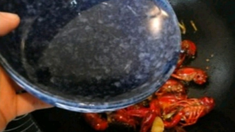 孙氏麻辣小龙虾,放入一碗水和小龙虾齐平，