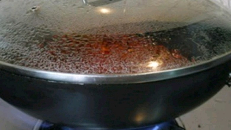 孙氏麻辣小龙虾,转小火烧到约三分之一汤汁，