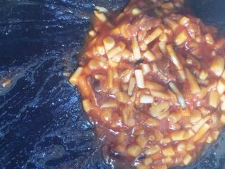 蘑菇茄汁“意面”,炒酱：放油先炒一会茶树菇，然后加入适量番茄酱（可以稍微多一点）翻炒，加入盐，适量水