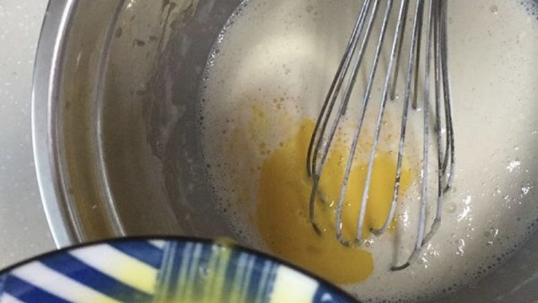 烘焙小白也能轻松制作的榴莲千层实验报告,倒入蛋液