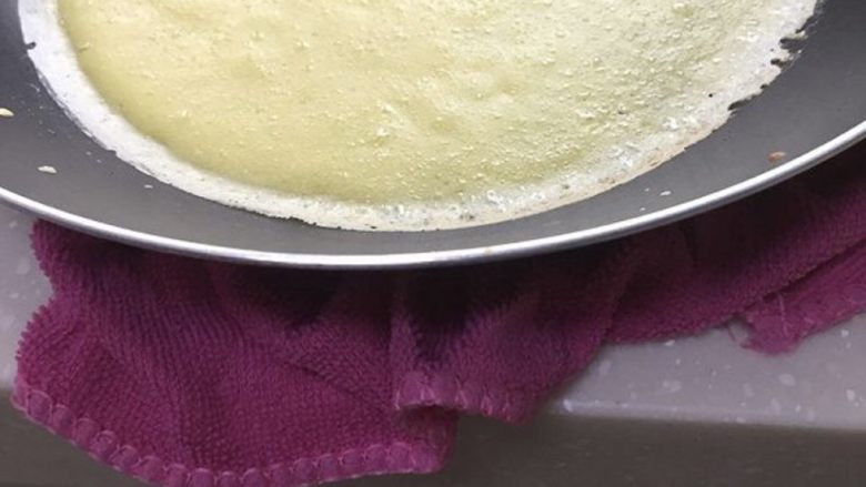 烘焙小白也能轻松制作的榴莲千层实验报告,把锅子放在一块湿毛巾上，让锅底降下温，这样煎下一个的时候锅子不会过热。小心取下面皮