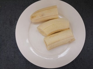 烤香蕉,先准备一根香蕉，切三段