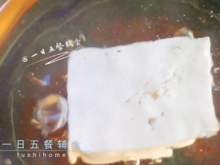 鸡蓉豆腐丸子,北（老）豆腐放热水中焯烫1分钟。
>>北豆腐含水量低，是含钙量最高的豆腐。北豆腐（又叫卤水豆腐、老豆腐）的钙含量为 138 mg/100 g，南豆腐（又叫石膏豆腐、嫩豆腐）的钙含量是 116 mg/100 g。