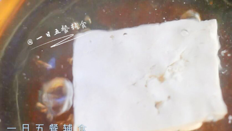 鸡蓉豆腐丸子,北（老）豆腐放热水中焯烫1分钟。
>>北豆腐含水量低，是含钙量最高的豆腐。北豆腐（又叫卤水豆腐、老豆腐）的钙含量为 138 mg/100 g，南豆腐（又叫石膏豆腐、嫩豆腐）的钙含量是 116 mg/100 g。