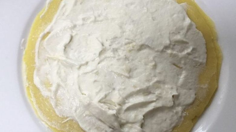 烘焙小白也能轻松制作的榴莲千层实验报告,找一张最厚的饼皮做底，薄薄的抹上一层奶油，尽量均匀一点。抹奶油最外边留出约1厘米的空间。