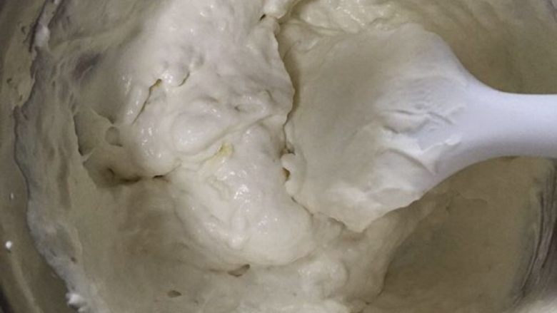 烘焙小白也能轻松制作的榴莲千层实验报告,将奶油和榴莲肉混合。