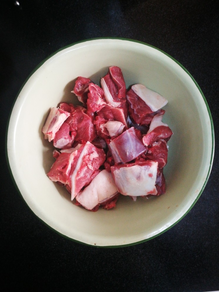 正宗新疆囊包肉,将羊肉切块儿，我用的是羊前腿肉，捎带些骨头。