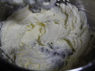 蔓越莓磅蛋糕,打蛋器高速打发黄油，呈轻盈的状态。