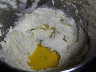 蔓越莓磅蛋糕,蛋液分3到5次加入黄油，每次都等上一次蛋液与黄油充分融合后再加。
