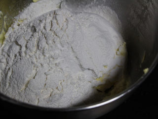 蔓越莓磅蛋糕,筛入低粉与泡打粉，两种粉类可以提前过筛一遍。