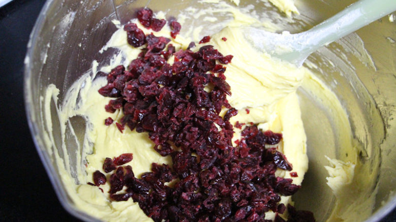 蔓越莓磅蛋糕,蔓越莓加入到面糊里，翻拌均匀。