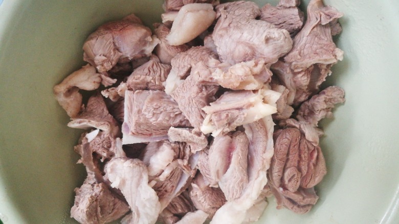 正宗新疆囊包肉,凉水放入羊肉块儿，大火烧开，撇去浮沫，捞出。
