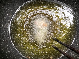 南煎肝,热锅放入500g油烧热，用筷子试一下油温，筷子放下去油立马沸腾就表示油已经够热了