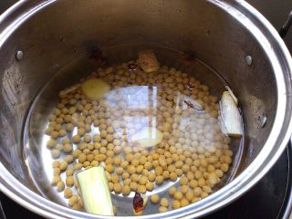 香椿豆,泡好后放入锅中，加入葱姜，八角，盐煮10分钟