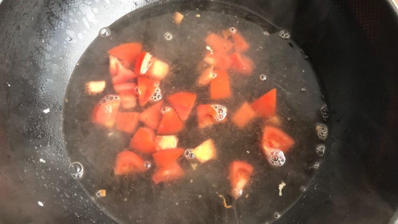 了不起的小番茄～番茄青菜炒鸡蛋汤,加适量清水