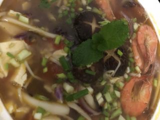 杂菇海鲜汤,葱花撒上去、加个小装饰薄荷叶子