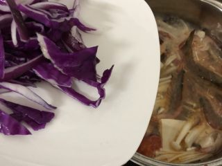 杂菇海鲜汤,水开了加紫甘蓝