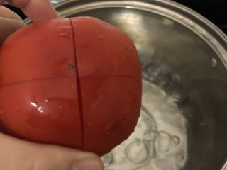 杂菇海鲜汤,水开番茄掉进去去皮切小块