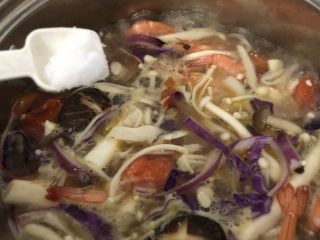 杂菇海鲜汤,加盐搅拌一下
