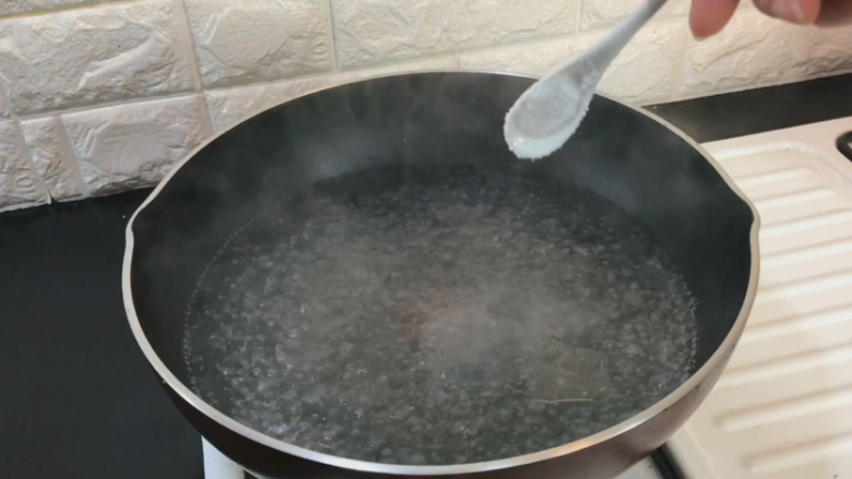 凉拌蒜苔,水煮开 加一勺盐10克油