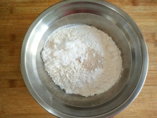 星空贝果（无黄油中式改良版）,将白糖和酵母粉加入面粉中搅拌均匀。