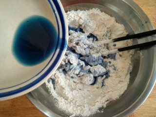 星空贝果（无黄油中式改良版）,将蝶豆花水加入面粉中搅拌成雪花状。