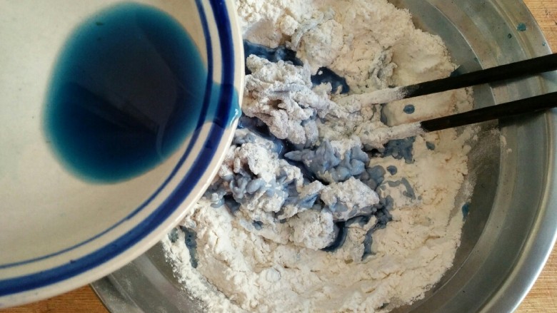 星空贝果（无黄油中式改良版）,将蝶豆花水加入面粉中搅拌成雪花状。