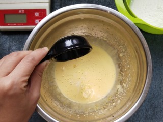 雪芳纸杯蛋糕,在蛋黄中加入植物油和清水