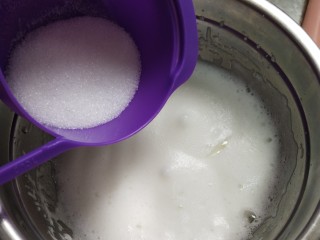 雪芳纸杯蛋糕,细砂糖分3次加入蛋白中打发至硬性发泡