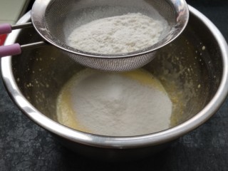雪芳纸杯蛋糕,在蛋黄糊中过筛低筋面粉