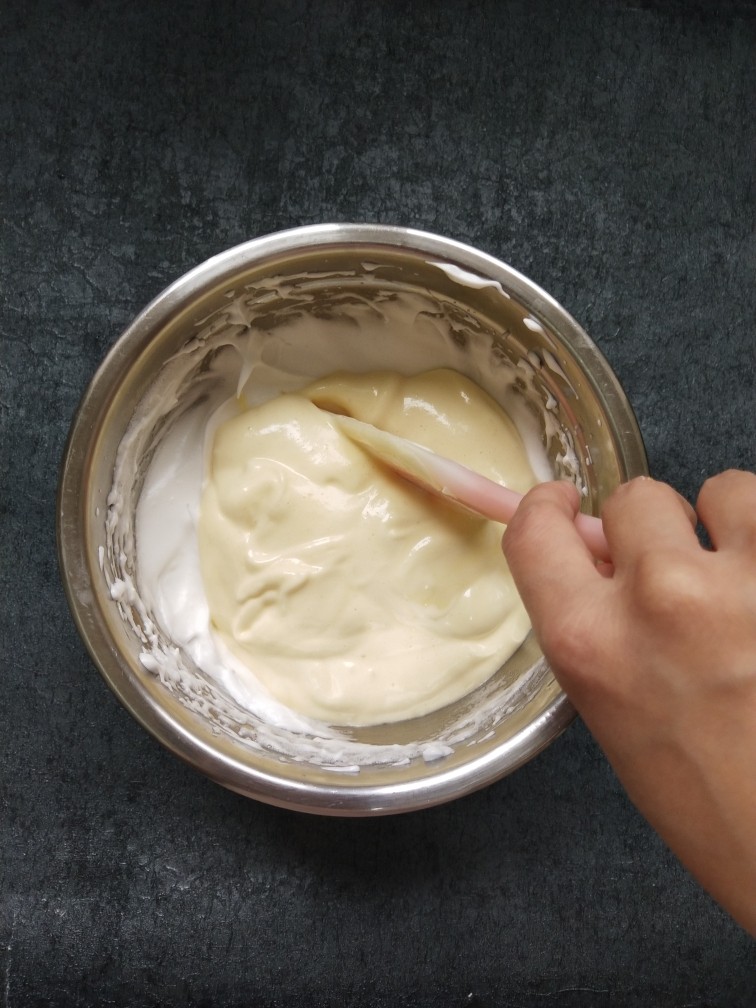 雪芳纸杯蛋糕,最后倒入蛋白盆中继续翻拌均匀，不要搅拌画圈圈