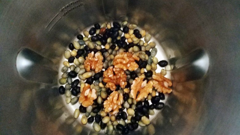 黑豆核桃仁豆浆,把泡好的黑豆和黄豆放入榨汁机里