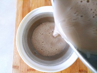 黑豆核桃仁豆浆,在碗上放入过滤网，把豆浆过滤一下。